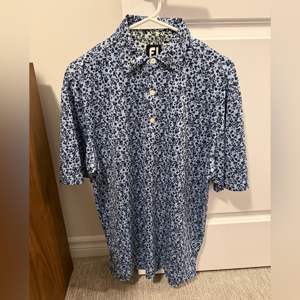 Footjoy men’s small (fits like medium / large ) golf shirt